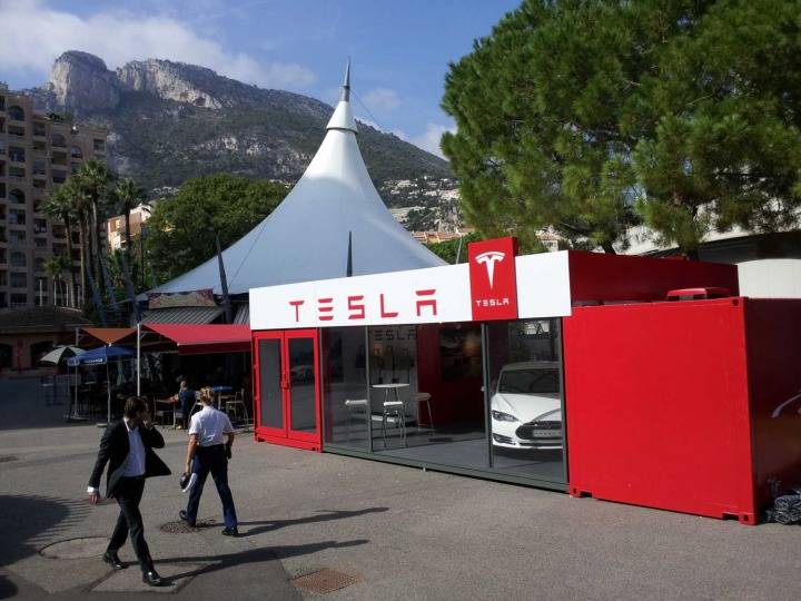 Pop-up Showrooms Tesla